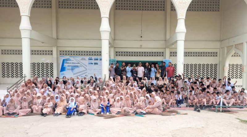 Gerakan Bersih Masjid, MTsN 1 Aceh Timur Gotong Royong Bersihkan Masjid Baitul Karim Pasca Perayaan HUT RI Ke-81 Gerakan Bersih Masjid, MTsN 1 Aceh Timur Gotong Royong Bersihkan Masjid Baitul Karim Pasca Perayaan HUT RI Ke-81