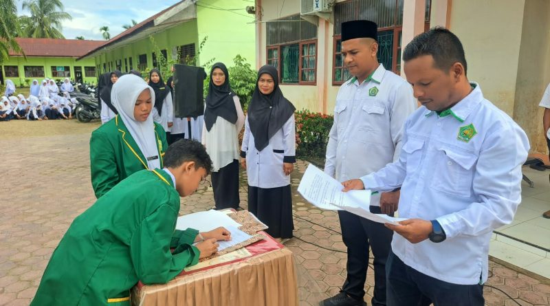 M. Reza Fahrezi dan Syafika Alifa Resmi Pimpin OSIM MTsN 1 Aceh Timur Periode 2026/2027 M. Reza Fahrezi dan Syafika Alifa Resmi Pimpin OSIM MTsN 1 Aceh Timur Periode 2026/2027