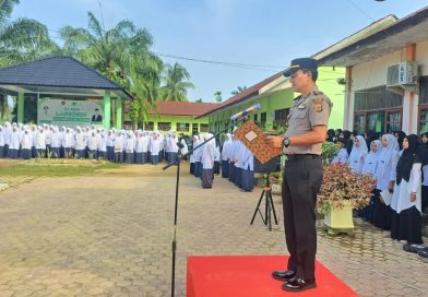Kapolsek Simpang Ulim Pimpin Upacara Bendera di MTsN 1 Aceh Timur Kapolsek Simpang Ulim Pimpin Upacara Bendera di MTsN 1 Aceh Timur